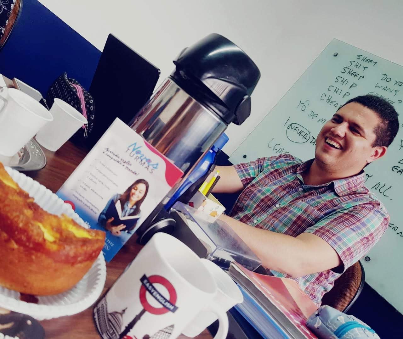 Professor em aula dinâmica na English Mais