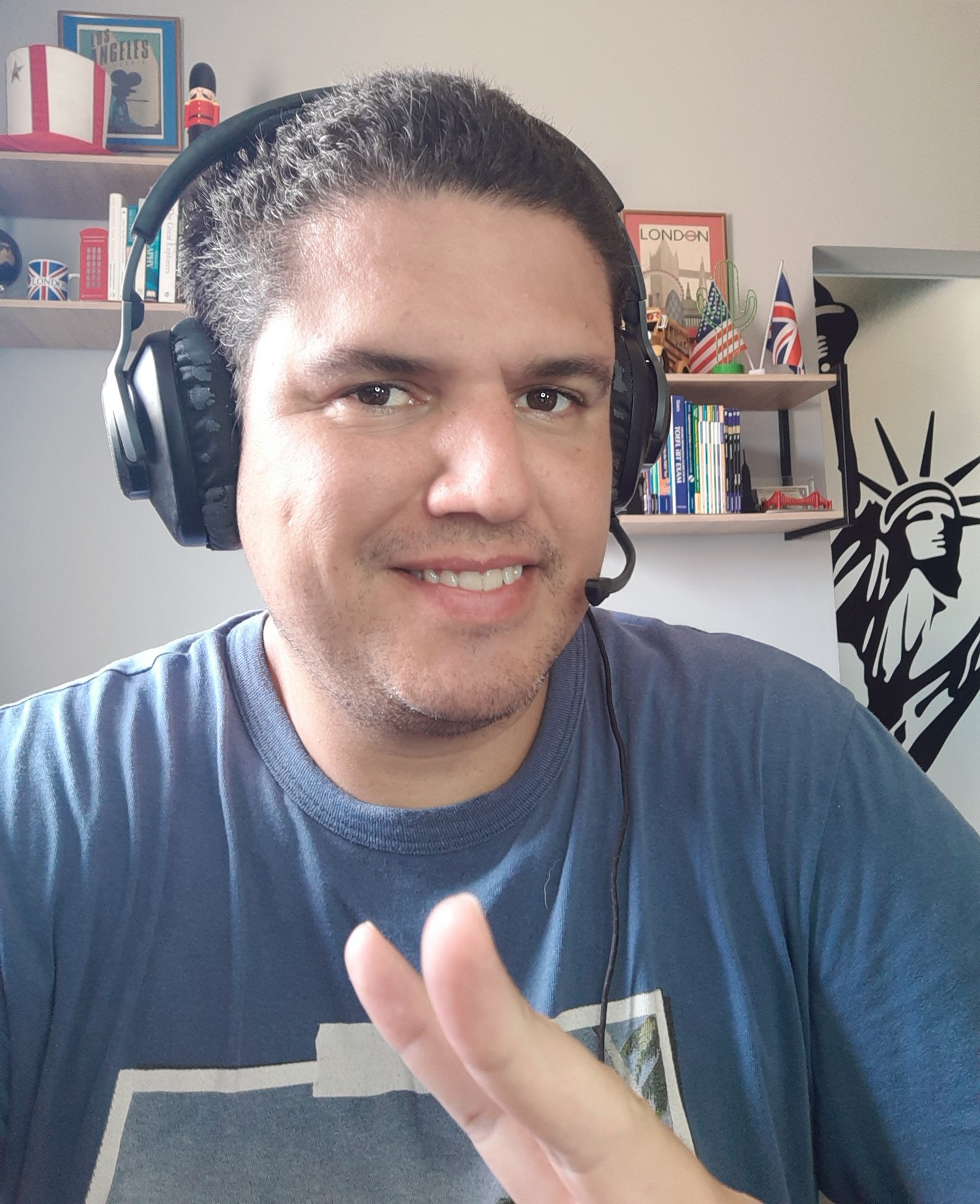 Renato Aquino em aula online