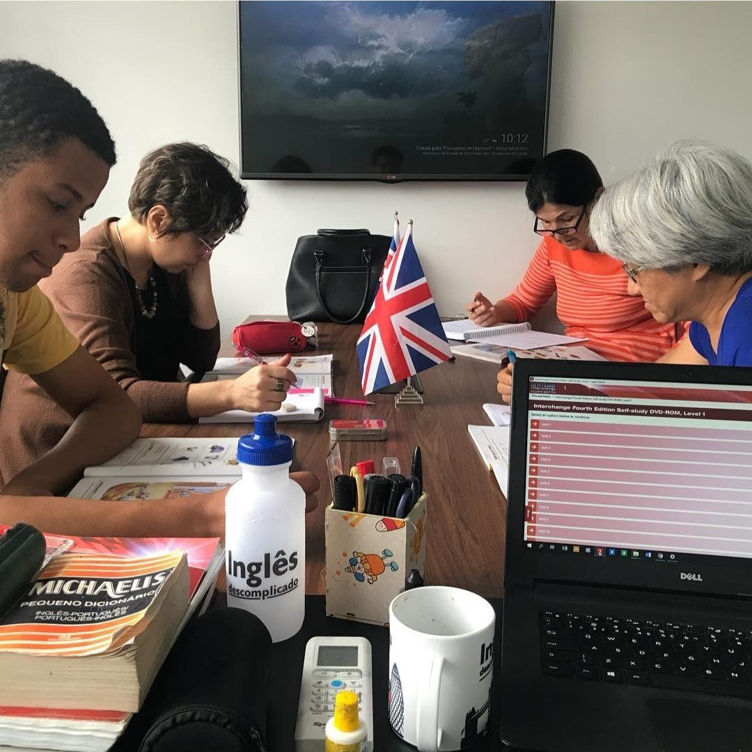Alunos em aula presencial na English Mais